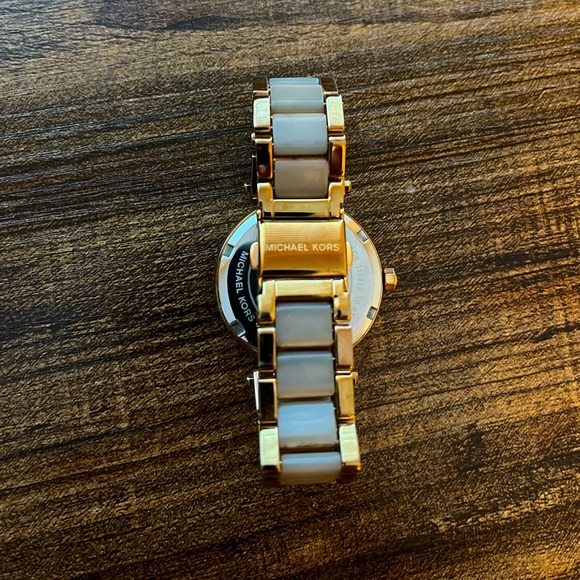 Michael Kors Rose Gold Watch - Picture 4 of 6